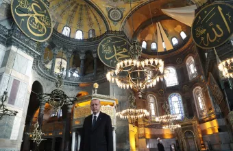 Προκλητικός Ερντογάν: Δώρισε στην Αγία Σοφία πίνακα με στίχους από το Κοράνι (vid)