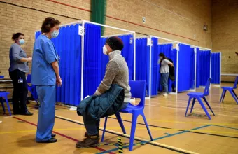 Βρετανία: Μέχρι τον Σεπτέμβριο διαθέσιμες σε όλους τους ενήλικες και οι δύο δόσεις του εμβολίου