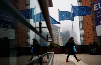 Κομισιόν για τρίτη δόση εμβολίου: Νομικοί κίνδυνοι για τις χώρες χωρίς έγκριση του ΕΜΑ