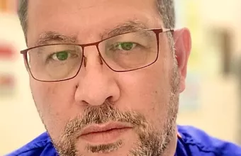 Κορωνοϊός: Τι λέει για τις παρενέργειες Έλληνας γιατρός που εμβολιάστηκε στη Βρετανία 