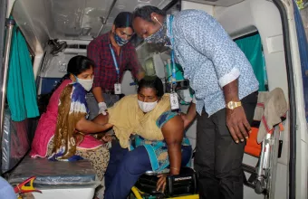 Κορωνοϊός- Ινδία: Σε «ασφυξία» τα νοσοκομεία- Ξεμένουν από φιάλες οξυγόνου εν μέσω σφοδρού κύματος πανδημίας