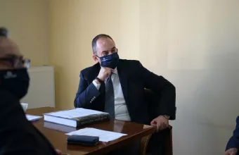 Κορωνοϊός: Παραμένει εμπύρετος και με δύσπνοια στη ΜΕΘ ο Γιάννης Πλακιωτάκης