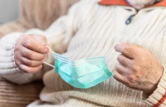 Κορωνοϊός - Έρευνα: Τα εμβόλια κατά του Covid-19 δεν θα μας βγάλουν τη μάσκα