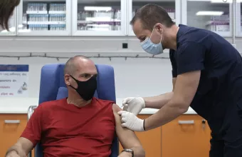 Εμβολιάστηκε ο Βαρουφάκης: Ορθή ατομική επιλογή και δημόσιο αγαθό το εμβόλιο