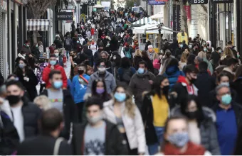 Κοσμοσυρροή στην Ερμού λίγο πριν την ανακοίνωση των νέων μέτρων