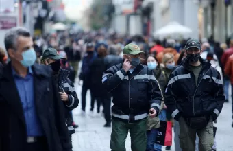 Lockdown: «Συναγερμός» εν μέσω της αύξησης των κρουσμάτων – Τα σενάρια για σχολεία, αγορά