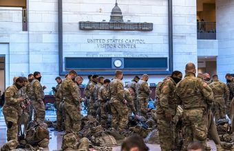 Κογκρέσο: Ξεκίνησε η συνεδρίαση για αποπομπή Τραμπ - Εικόνες με τον στρατό μέσα στο Καπιτώλιο 