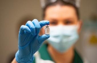 EMA: Πιθανό α λα καρτ «πράσινο φως» του εμβολίου της AstraZeneca