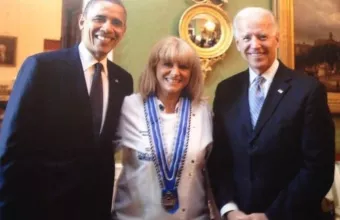 Η Ελληνίδα σεφ που μαγείρεψε για Μπάϊντεν και Ομπάμα και έχει γειτόνισσα τη Lady Gaga	