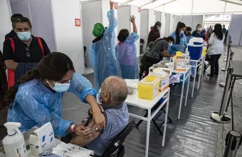 Πώς η Χιλή βρέθηκε μπροστά στην κούρσα των εμβολιασμών και πιο κοντά στην συλλογική ανοσία