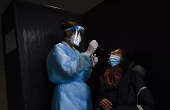 Βρετανία: Με τεστ πόρτα-πόρτα ψάχνουν κρούσματα της νοτιοαφρικανικής μετάλλαξης