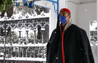 Κακοκαιρία Μήδεια: Με κάπες οι εύζωνες σε προεδρικό και Βουλή λόγω ψύχους (φωτό) 