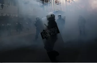 Επεισόδια σε συγκέντρωση για τον Κουφοντίνα στο κέντρο της Αθήνας  (pics)