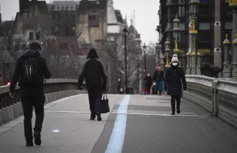 Υπό αυστηρότερες συστάσεις 6 εκ. κάτοικοι στη ΒΔ Αγγλία λόγω έξαρσης της ινδικής μετάλλαξης