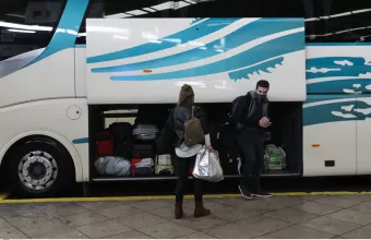 Η τιμή της βενζίνης «γεμίζει» τα ΚΤΕΛ και τα τρένα εν όψει Πάσχα-Τι δήλωσε στο skai.gr εκπρόσωπος της ΤΡΑΙΝΟΣΕ