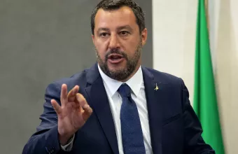 Ιταλία- Σαλβίνι: «Δεν θέλω να κυνηγήσει κανείς τον γιό μου με μια σύριγγα εμβολίου»