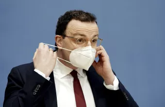 «Καμπανάκι» γερμανού υπουργού Υγείας: Οι νέες μεταλλάξεις διασπείρονται γρήγορα