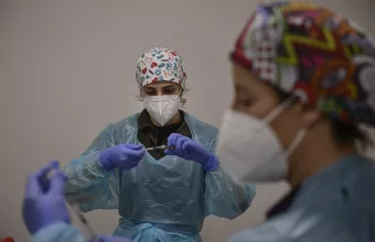 Yπουργός Υγείας Ισπανίας: Έχει χρησιμοποιηθεί όλη η ύποπτη παρτίδα εμβολίων AstraZeneca 