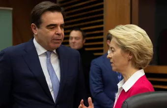 Φον ντερ Λάιεν – Σχοινάς για εμβόλια:  Η ΕΕ δεν συμμετέχει σε κούρσα-Πόσοι Έλληνες έχουν εμβολιαστεί