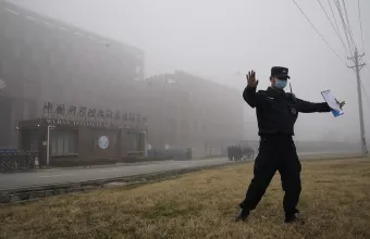 WSJ: Ερευνητές Ιολογίας της Ουχάν με συμπτώματα που έμοιαζαν σε κορωνοϊό πριν την πανδημία