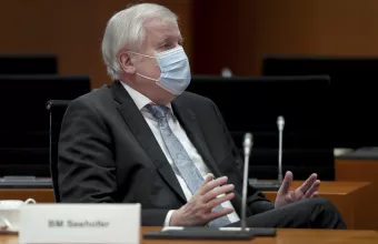 «Ανταρσία» Ζεεχόφερ για εμβόλιο AstraZeneca: «Η απάντησή στην πρόσκληση του Σπαν είναι όχι!»