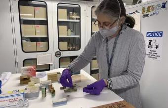 ΗΠΑ: Στο Μουσείο Smithsonian το πρώτο άδειο φιαλίδιο εμβολίου Pfizer/BioNTech