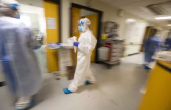 Κορωνοϊός: Ποιός είναι ο χρόνος αποβολής του SARS-CoV-2- Σε ποιούς ασθενείς είναι μεγαλύτερος 