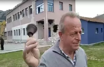 Δαμάσι: Με δάκρυα ο διευθυντής του Δημοτικού χτυπά το τελευταίο κουδούνι πριν την κατεδάφιση (video)