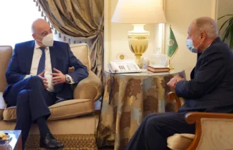 Στο Κάιρο ο Δένδιας: Συνάντηση με τον γγ του Αραβικού Συνδέσμου- Στο επίκεντρο η εμβάθυνση σχέσεων	