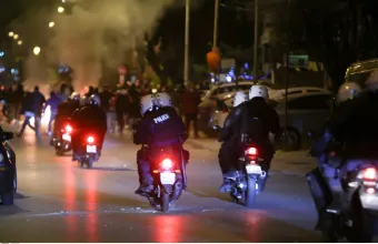 Επεισόδια Νέα Σμύρνη: Θέμα χρόνου η σύλληψη του ατόμου που έριξε τον αστυνομικό από τη μοτοσικλέτα