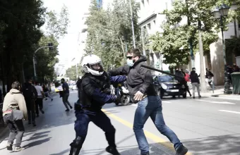 Επεισόδια και χημικά στο κέντρο της Αθήνας σε συγκέντρωση για τον Κουφοντίνα