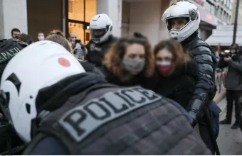 Δέκα προσαγωγές σε συγκέντρωση για τον Κουφοντίνα στο κέντρο της Αθήνας (pics)