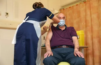 Bρετανία: Ενισχυτική δόση εμβολίου Covid το Σεπτέμβριο στους άνω των 70 και στους πιο ευπαθείς