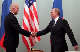 «Ψυχρή» υποδοχή του Κρεμλίνου στην πρόταση για συνάντηση Πούτιν-Μπάιντεν 