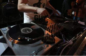 Καλείται να δώσει εξηγήσεις ο DJ των κορωνοπάρτι της Κυψέλης