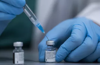 Μελέτη ΕΚΠΑ για εμβόλια: Με Pfizer ή AstraZeneca αναπτύσσονται γρηγορότερα αντισώματα στον κορωνοϊό;