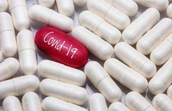 Κορωνοϊός: Το αντιβιοτικό που ίσως γράψει το τέλος της πανδημίας