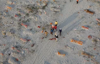 Ινδία: Πτώματα ασθενών που υπέκυψαν στον κορωνοϊό μεταξύ αυτών που ανασύρθηκαν από τον Γάγγη