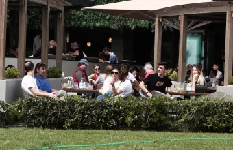 Οδικός χάρτης χαλάρωσης περιορισμών: Σχολεία, τουρισμός, παραλίες - Πότε λέμε αντίο στα SMS