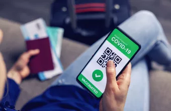 Γαλλία: Ο Μακρόν «τσάντισε» τους ανεμβολίαστους- Εγκρίθηκε το νομοσχέδιο για εμβολιαστικό πάσο