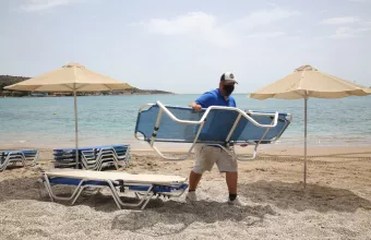 (Πώς) πάμε παραλία: Τι ισχύει για την άρση των περιορισμών σε μουσεία, σινεμά, αθλητισμό