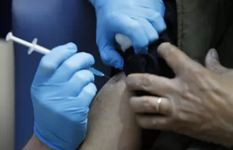 Καλύτερη η προστασία με τρεις δόσεις εμβολίου Pfizer, λέει αμερικανική μελέτη