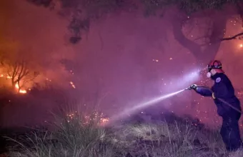 Μαίνεται η φωτιά σε Κορινθία- Δυτική Αττική: Διάσπαρτες εστίες- Στη μάχη τα εναέρια μέσα