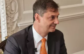 Συγκρατημένη αισιοδοξία Θεοχάρη για ένταξη της Ελλάδας στην πράσινη βρετανική λίστα