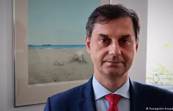 Θεοχάρης στη DW: Με υπευθυνότητα το άνοιγμα του τουρισμού