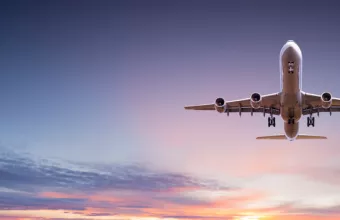 Παραλλαγή Όμικρον: Μάχη για μια θέση σε αεροπλάνο πριν σταματήσουν οι πτήσεις