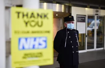 Κορωνοϊός – Βρετανία: Ελαφρώς μειωμένα, αλλά ξανά άνω των 10.000 τα ημερήσια κρούσματα 