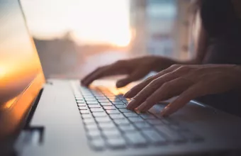 Γυναικεία χέρια σε λάπτοπ