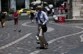Επίσημο: Αναστέλλεται από τις 15 Απριλίου το πρόστιμο των 100 ευρώ για ανεμβολίαστους άνω των 60 
