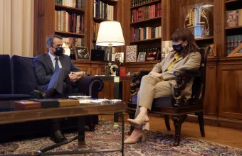 Μητσοτάκης- Σακελλαροπούλου: Θα ανοίξει συζήτηση για «προνόμια» εμβολιασμένων, υποχρεωτικό εμβολιασμό